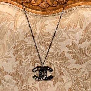 (Authentic)Chanel black stones pendant